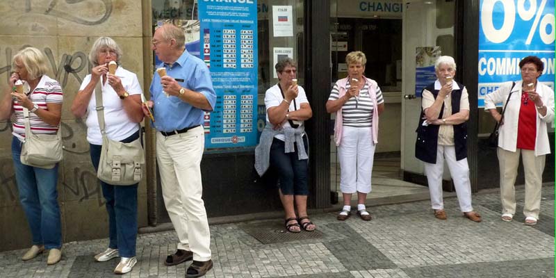 Зняття готівки в банкоматі за кордоном: питання та відповіді